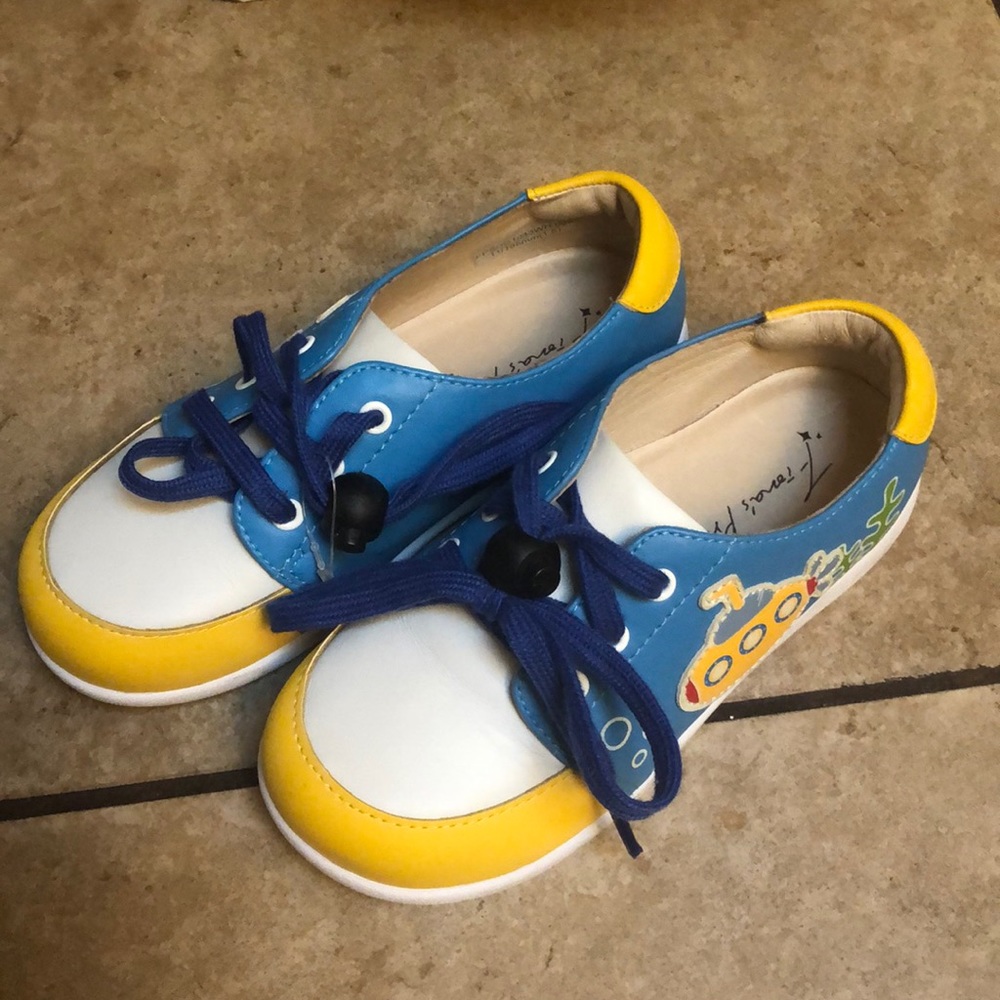 New boys sneaker size 11